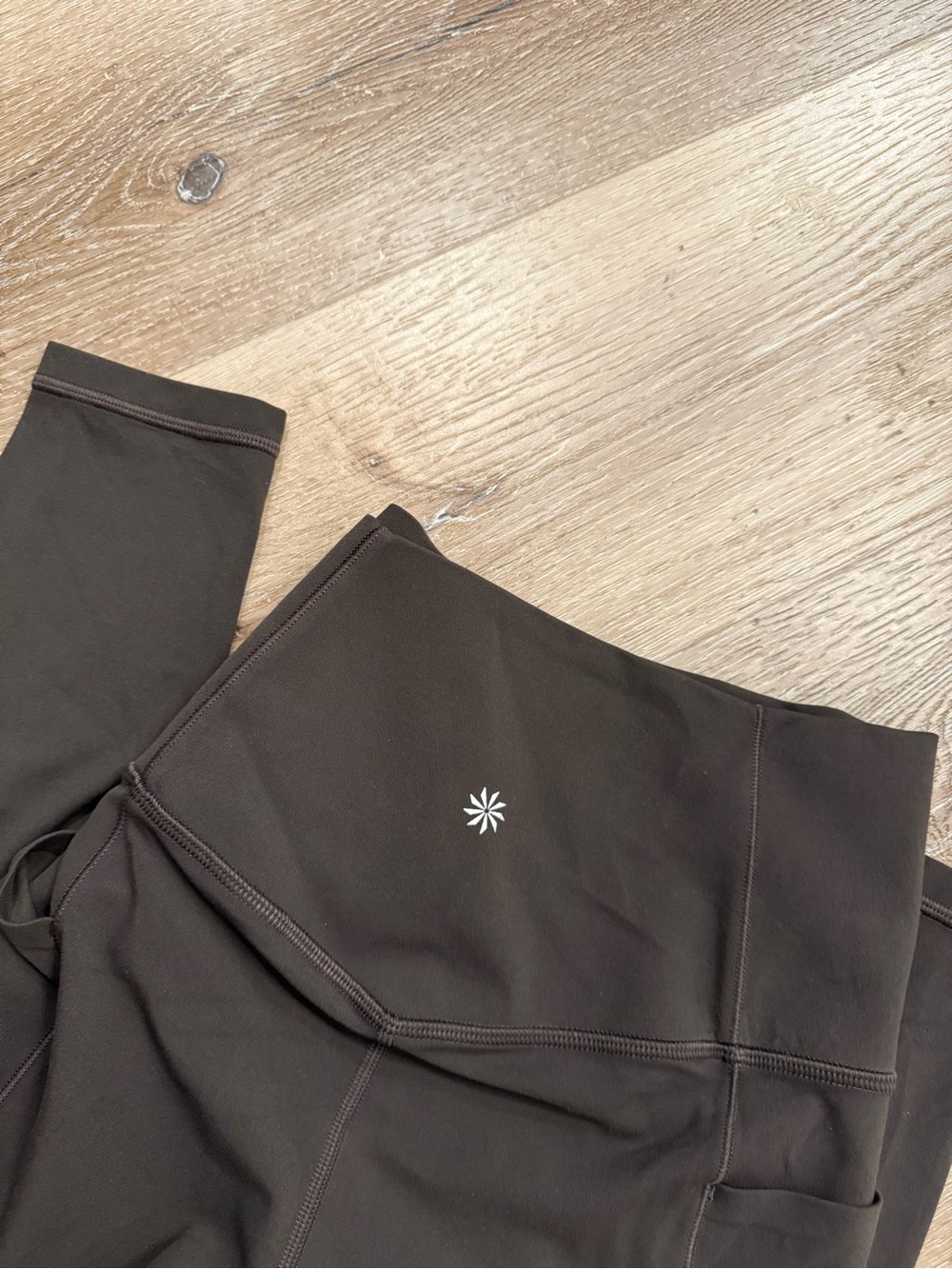 High-Waist Performance Leggings in Dark Brown